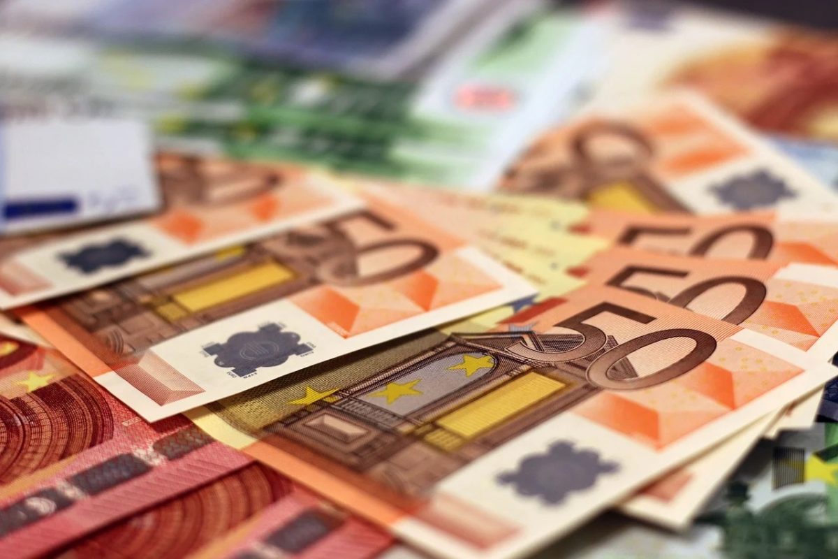 Curs valutar 21 mai 2021. Ce se întâmplă cu moneda europeană înainte de weekend