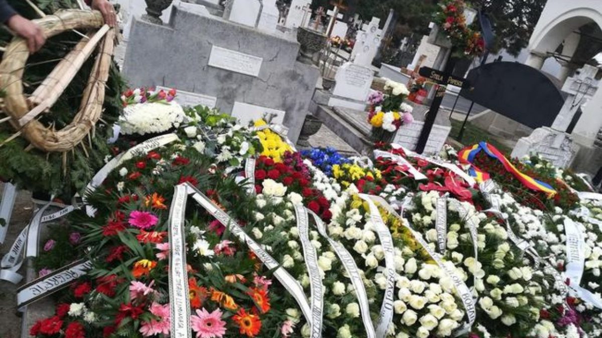 Coroanele cu flori din plastic, interzise în cimitirul municipal din Oradea! Măsura intră în vigoare de la 1 iunie