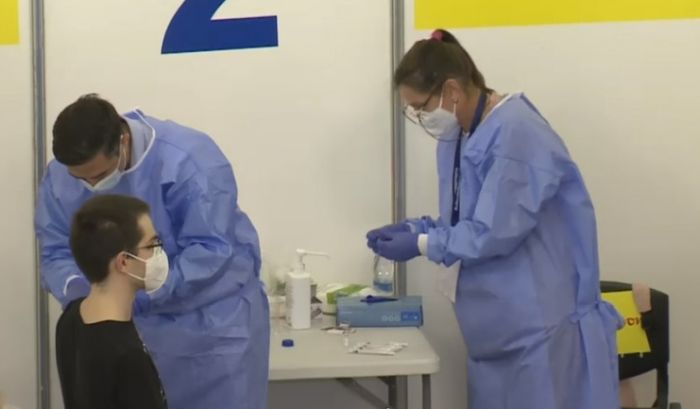 Fiul medicului Mihai Craiu a venit special din Marea Britanie să se vaccineze anti-COVID-19