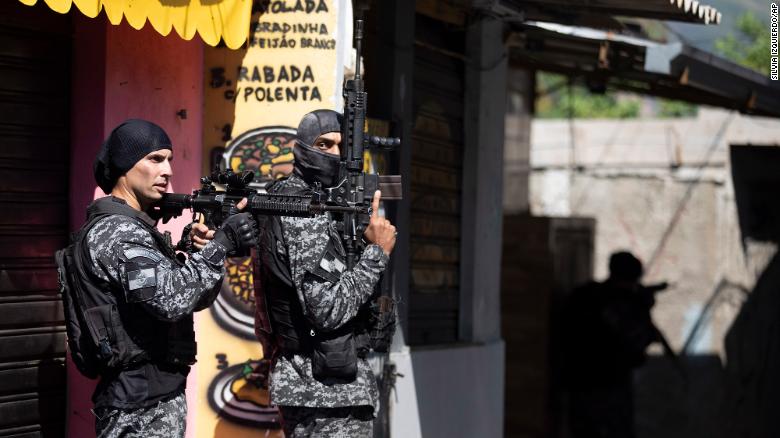 Zeci de oameni au murit în Rio de Janeiro după ce poliţiştii au efectuat un raid în interiorul celui mai periculos cartel din Brazilia – GALERIE FOTO, VIDEO