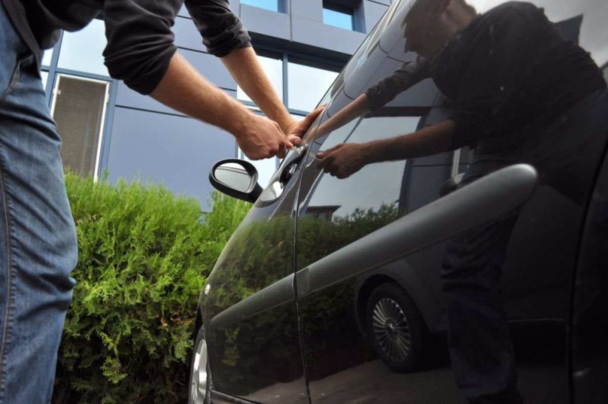24 de furturi auto într-o lună, la Galaţi. Trei bărbați, reţinuţi de poliţiştii din cadrul IPJ