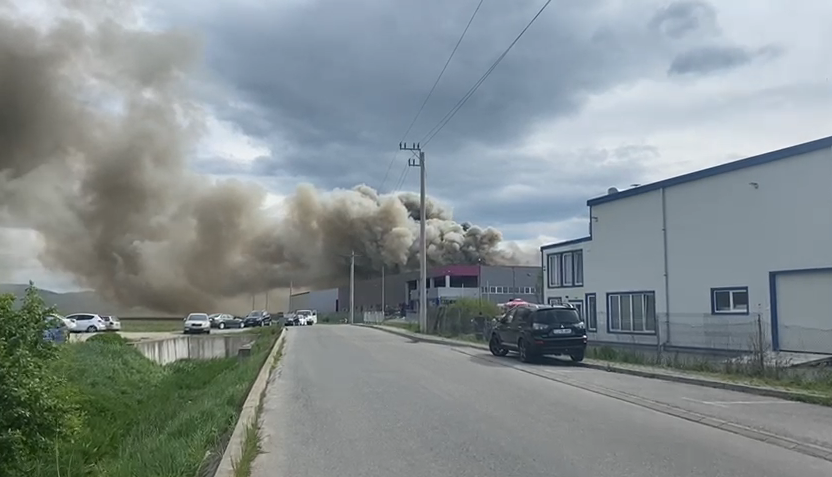 Incendiu violent la o fabrică de hârtie igienică din județul Cluj. Pompierii au intervenit de urgență