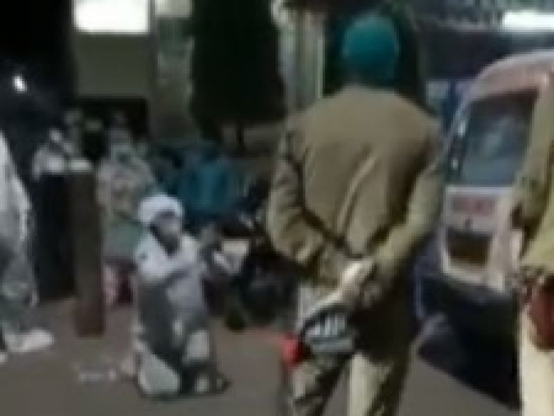 Polițiștii i-au luat butelia de oxigen unei paciente COVID pentru a salva un VIP, în India! – VIDEO