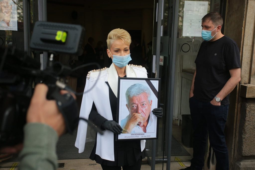 Iată cine este femeia îmbrăcată în alb care a condus maşina mortuară la înmormântarea marelui actor Ion Dichiseanu