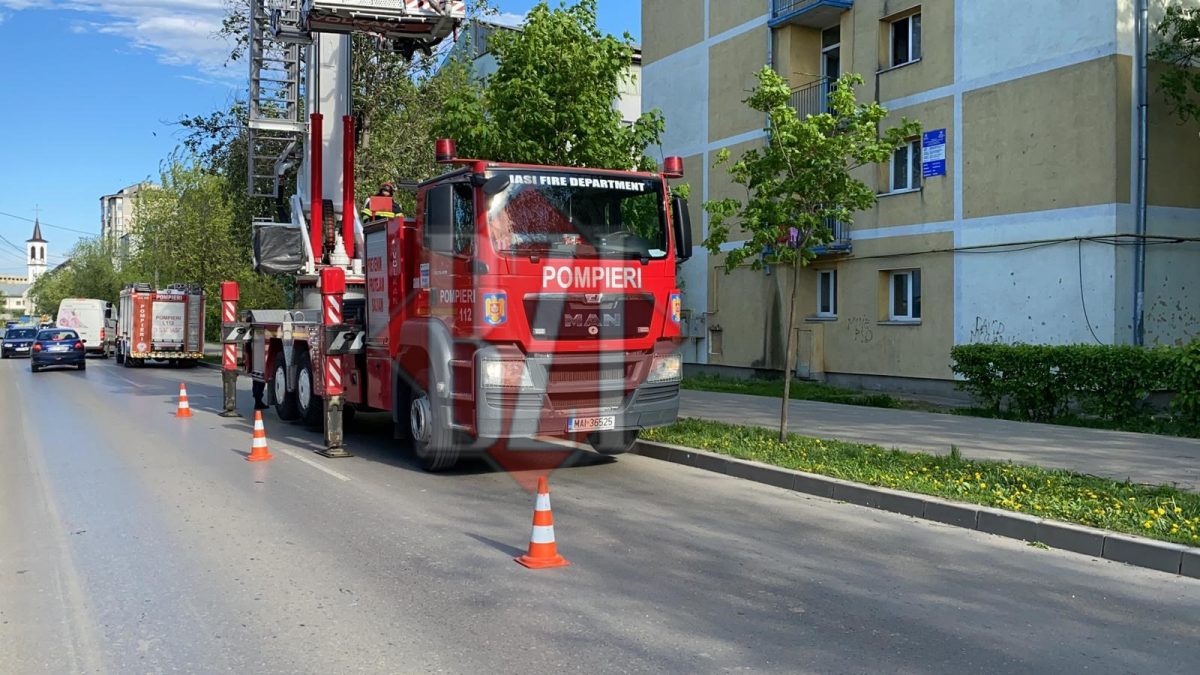 Intervenție a pompierilor, pentru degajarea unor elemente de construcție, la un bloc din Iași – FOTO, VIDEO