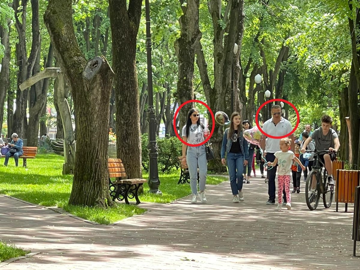 Îl mai ştiţi pe luptătorul Ionuţ Iftimoaie? Iată cum a fost surprins astăzi la plimbare cu familia în parcul Expoziţiei din Iaşi