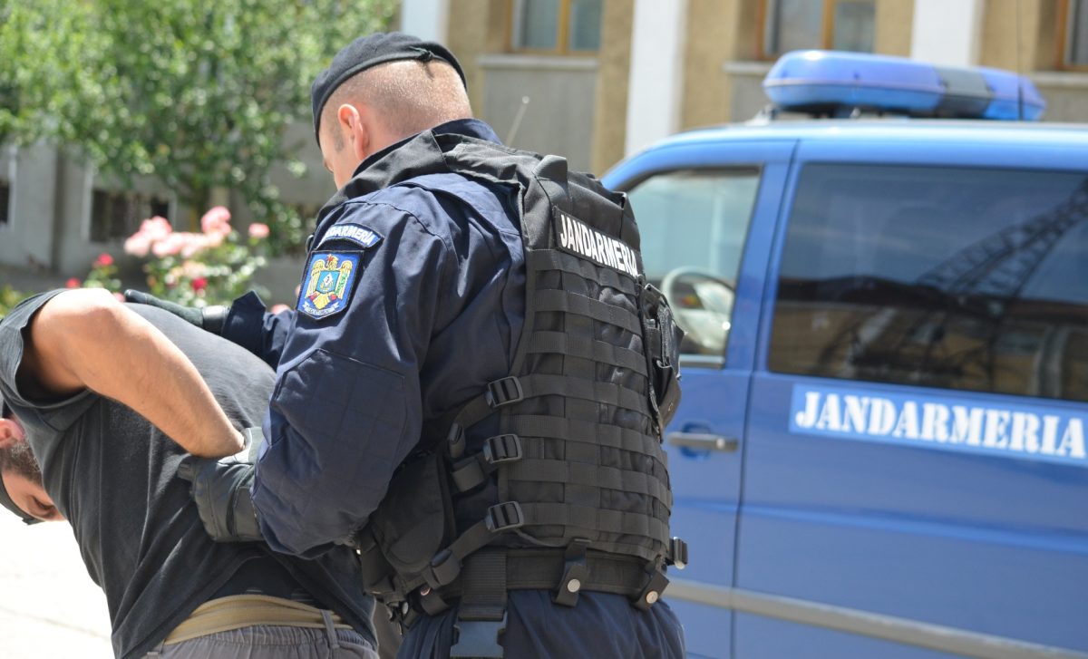 Membri a două clanuri din Bucureşti au fost ridicaţi de către oamenii legii, în urma unor percheziţii