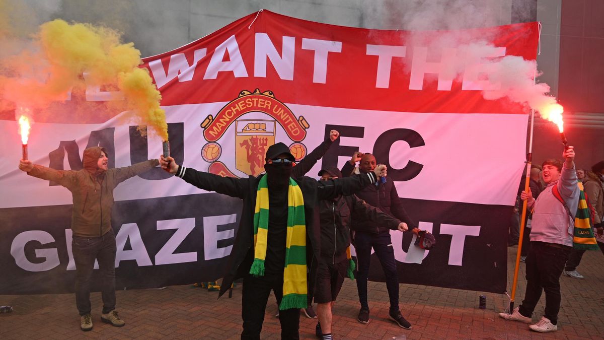 Meciul dintre Manchester United și Liverpool a fost amânat! Haosul provocat de suporterii „dracilor roșii” a împiedicat desfășurarea partidei – VIDEO