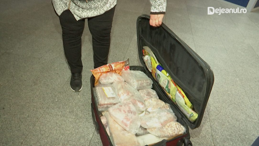 În valiza unei românce plecate spre Italia, înainte de Paște: 42 kg de carne de miel, drob, slănină, fasole și cârnați
