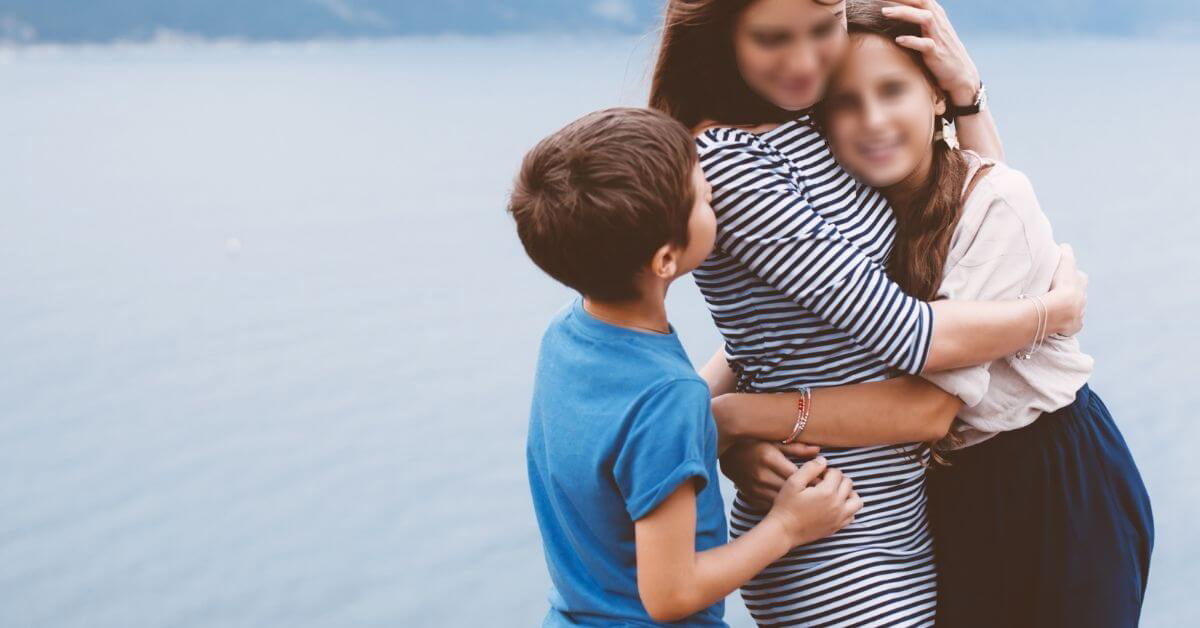 Drama unei ieșence! O tânără a ascuns faptul că are doi copii, de teama comunității! Femeia le-a cerut judecătorilor să o recunoască drept mama celor doi minori! (Exclusiv)