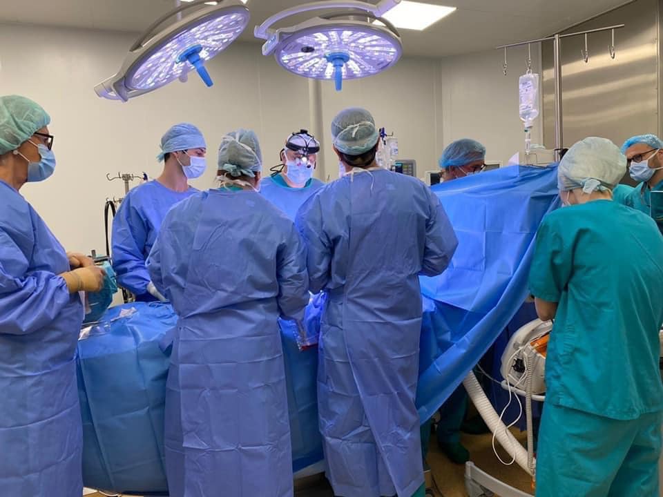 Minunile făcute de echipa medicală condusă de conf univ dr Victor Costache la Spitalul „Sf. Constantin” din Braşov. A salvat viaţa a zeci de copii – FOTO
