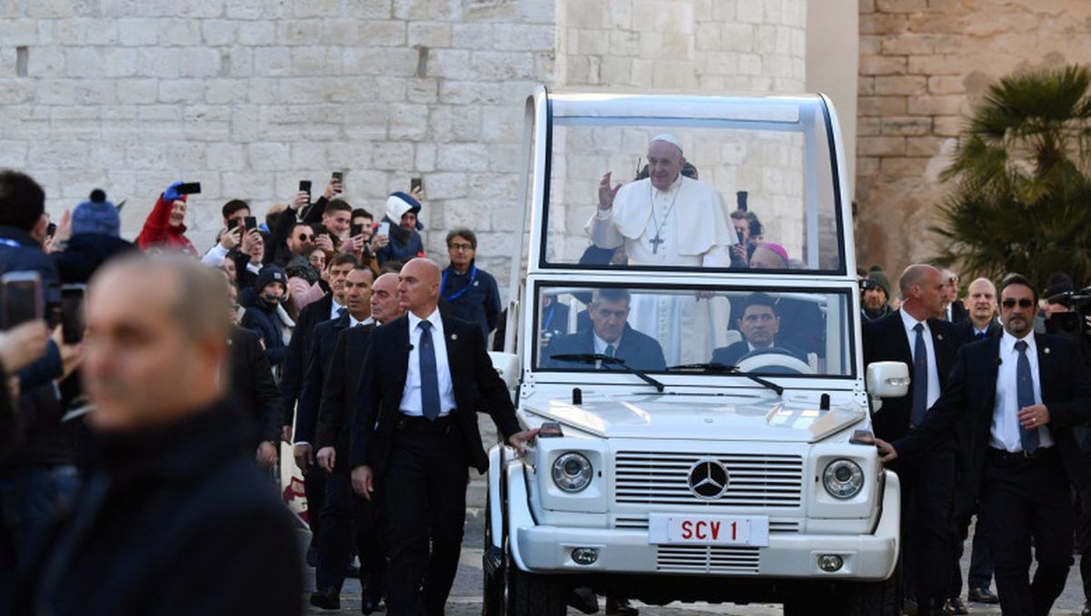 Primul papamobil electric va fi primit de Papa Francisc