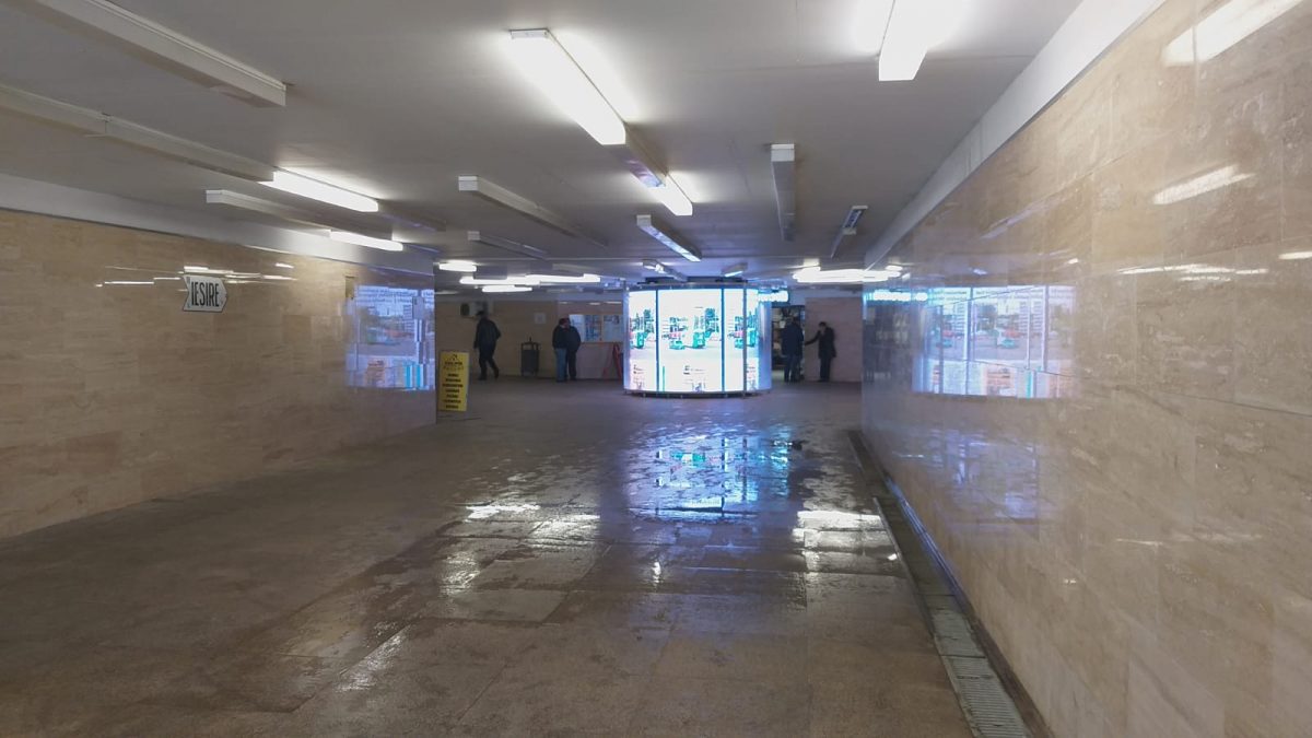 Plouă în pasajul din Piaţa Unirii. Acesta este rezultatul lucrărilor de proastă calitate – FOTO
