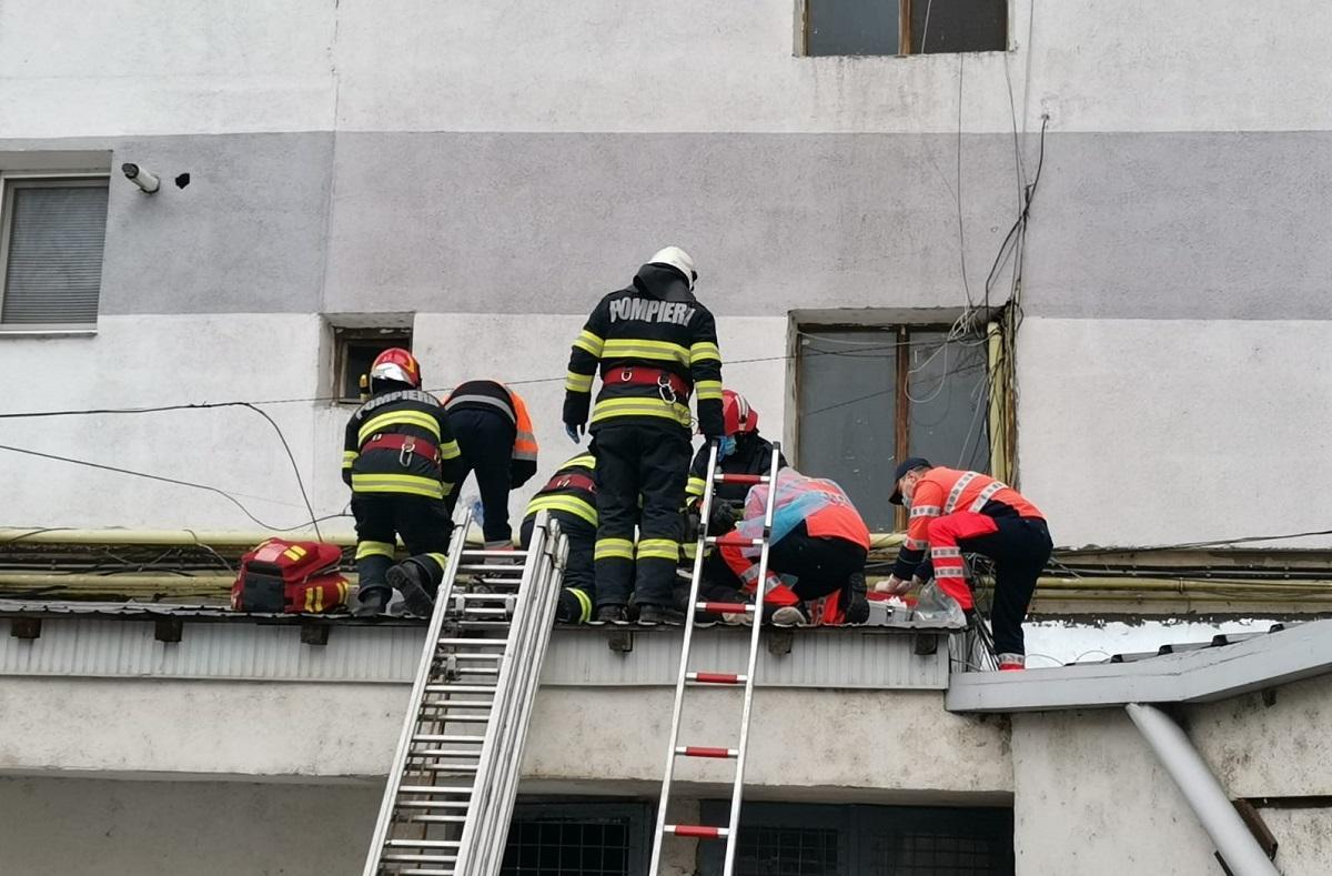O adolescentă de 15 ani, din Alba Iulia, s-a aruncat de la etaj. Ce spun autoritățile