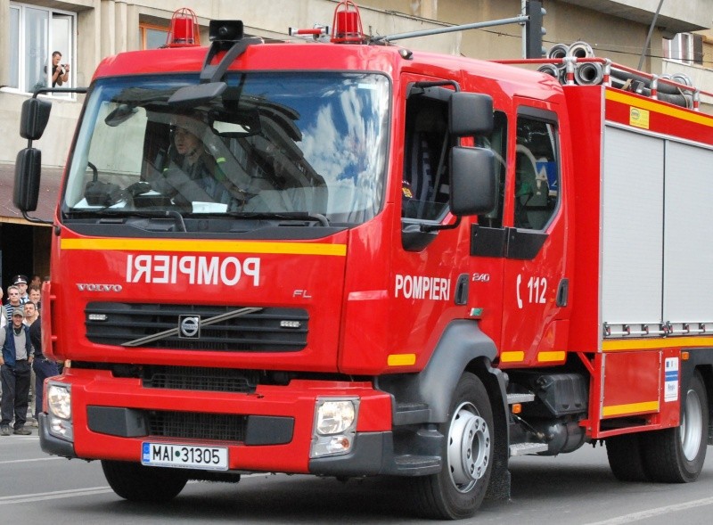 Mai multe echipaje de pompieri şi poliţie au intervenit după ce femeie o a ameninţat că se sinucide
