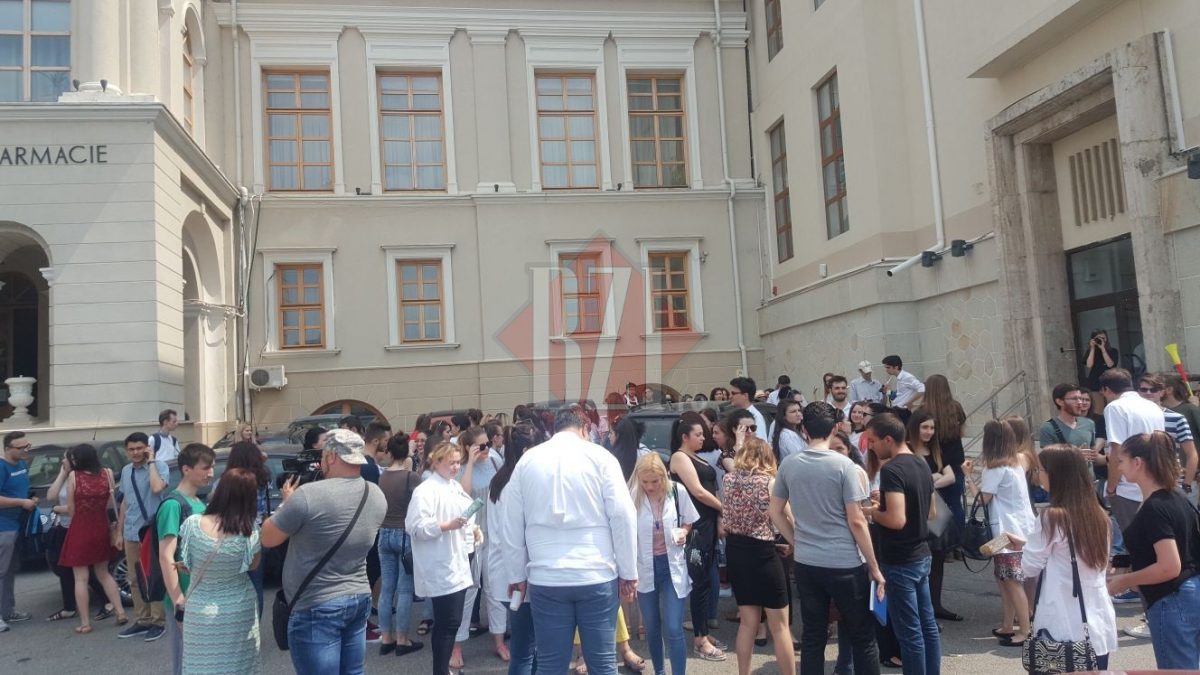 UMF Iaşi, denunţată pentru abuz în serviciu şi şantaj împotriva profesorilor. Studenţii nevaccinaţi nu sunt primiţi la examene şi sunt ameninţaţi de cadrele didactice