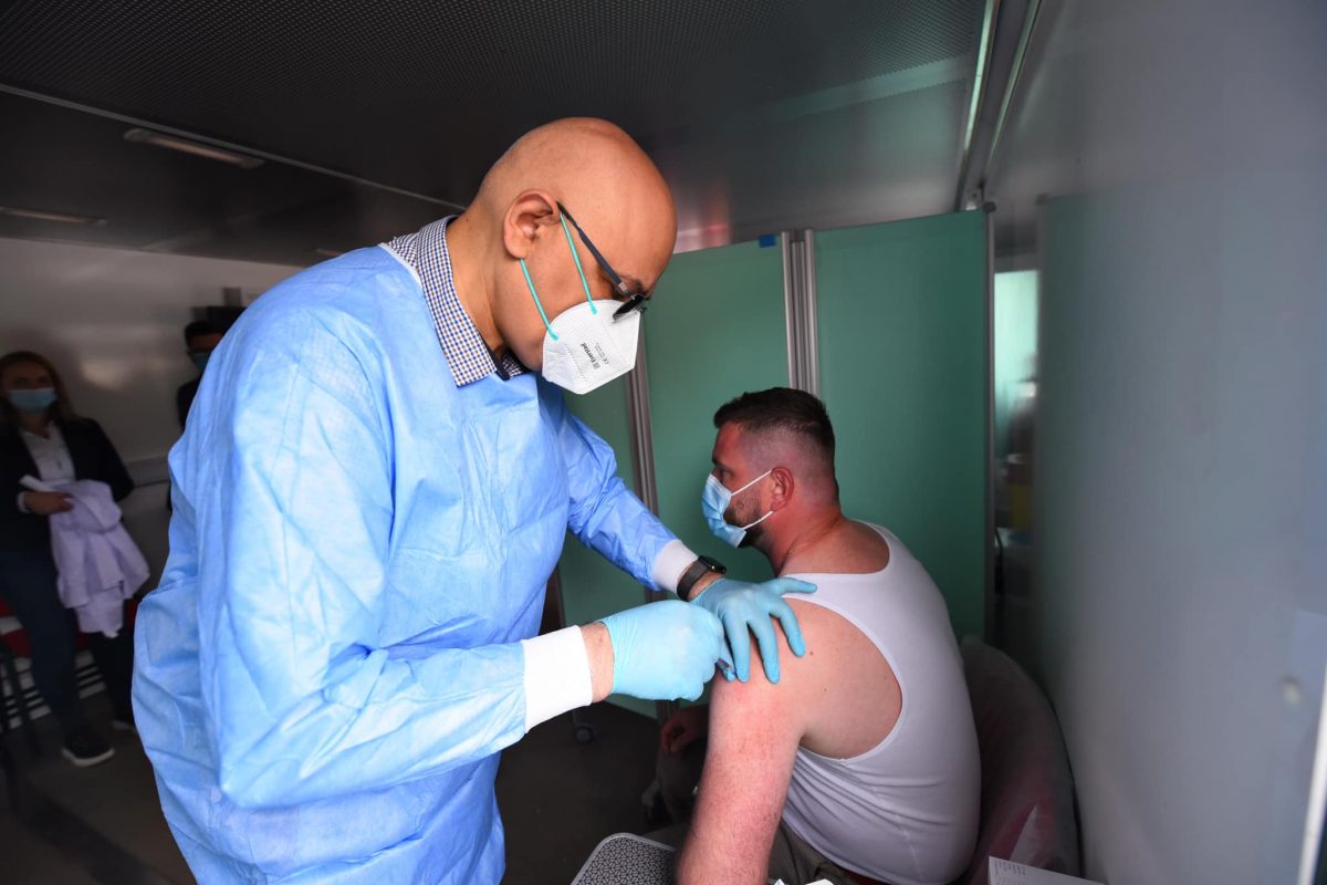 Raed Arafat a vaccinat anti-Covid-19 persoane dintr-o comună din Mureș – FOTO
