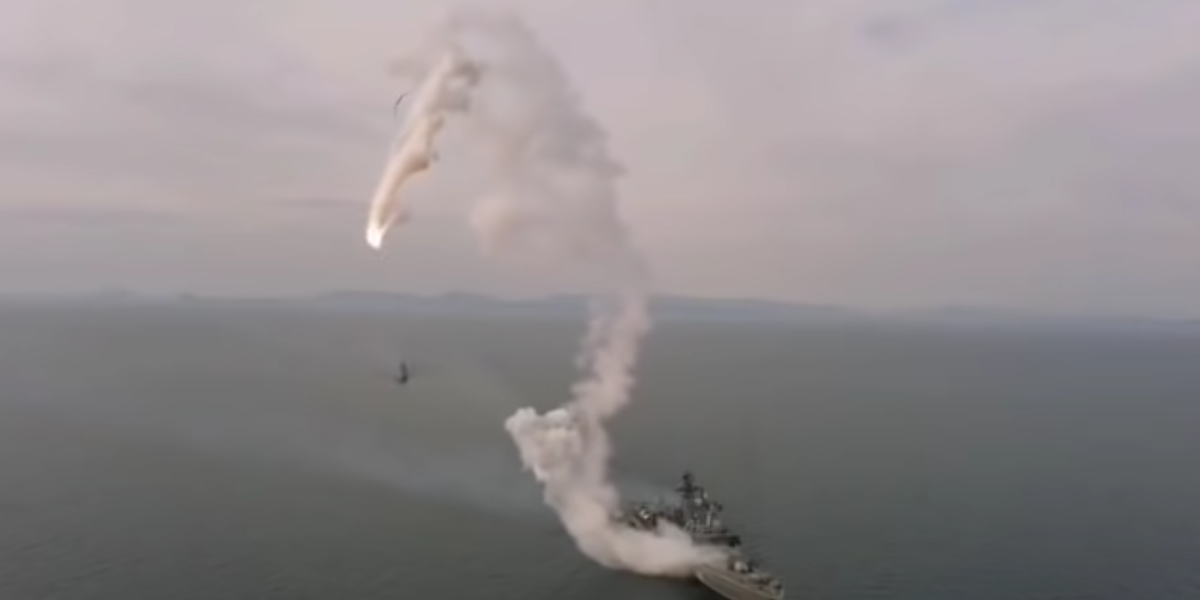 O rachetă Kalibr lansată în Marea Neagră a fost la un pas să scufunde distrugătorul de pe care a fost lansată! Iată momentul eșecului armatei ruse – VIDEO
