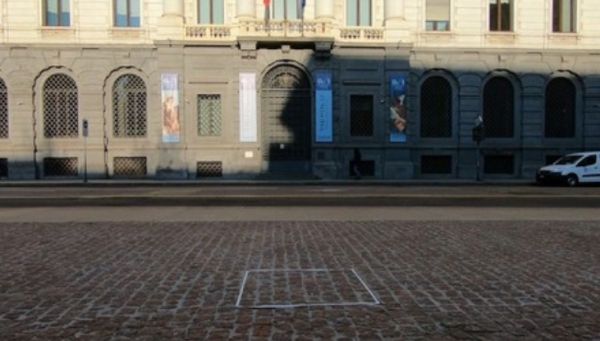 Un artist italian a creat o sculptură invizibilă și a vândut-o pentru 15.000 de euro!