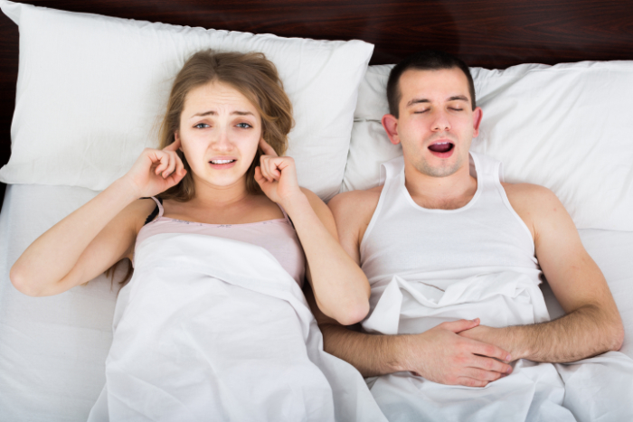 5 leacuri bătrânești care te pot scapă de sforăit