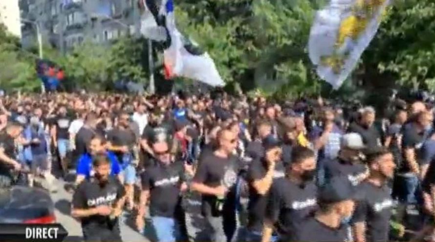 Sute de suporteri, înconjurați de poliție, se îndreaptă spre stadionul Ghencea. Meciul CSA Steaua București – CS Afumați se joacă cu spectatori