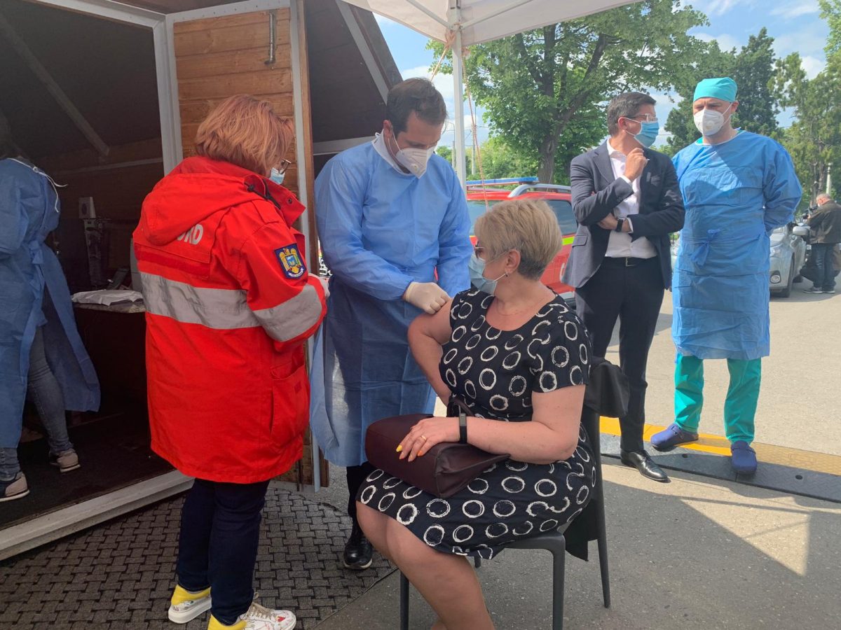 Vaccinarea la centrul drive thru de la Palatul Culturii din Iaşi a început – FOTO