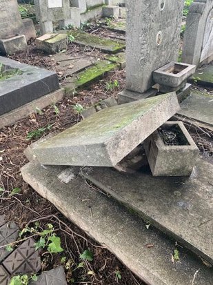 Mai multe monumente au fost distruse în Cimitirul Evreiesc din Ploieşti