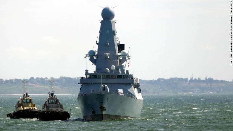 Noaptea minţii! Rusia susţine că a tras focuri de avertisment asupra navei britanice! Britanicii neagă că a existat un conflict