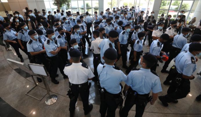 Abuz în Hong Kong după ce poliţiştii au arestat cinci directori ai unei publicaţii pro-democrație – FOTO