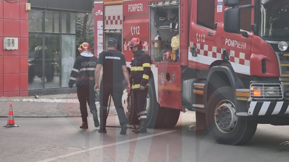 Accident rutier în municipiul Iași! O soferiță a intrat cu autoturismul într-o țeavă de gaz – Exclusiv, Galerie Foto, Video
