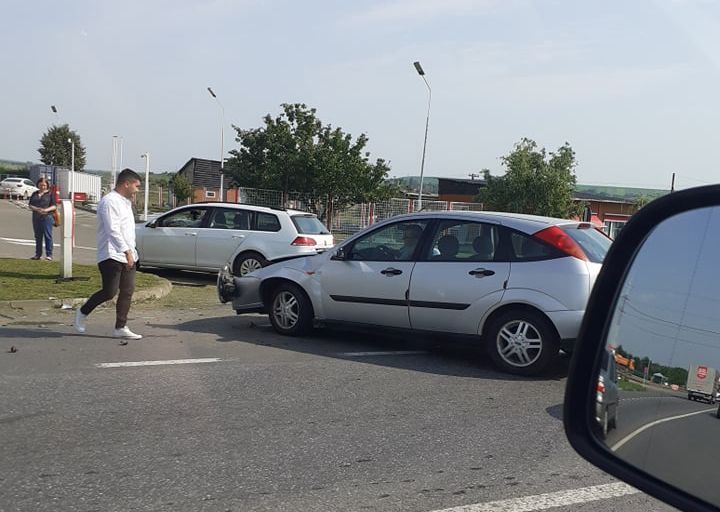 Accident rutier în Podu Iloaiei din Iași! A vrut să intre într-un peco deși era linie continuă – FOTO/EXCLUSIV