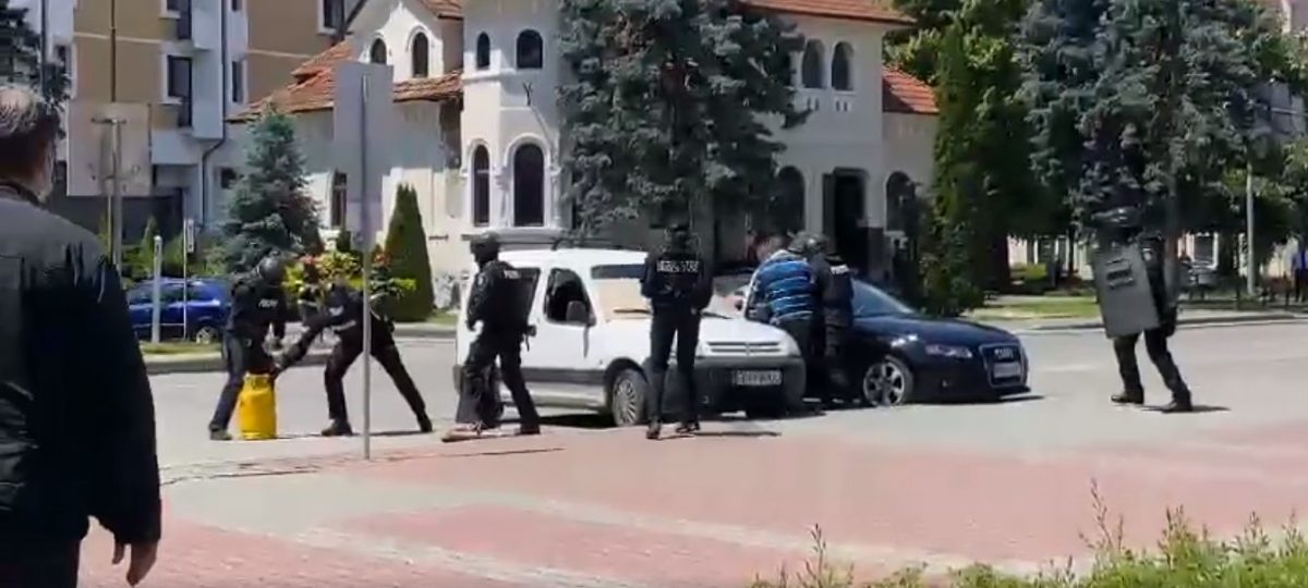 Misiune de salvare încheiată cu succes. Un bărbat din Bistriţa a vrut să-şi ia viaţa, însă forţele de ordine l-au împiedicat – FOTO/VIDEO