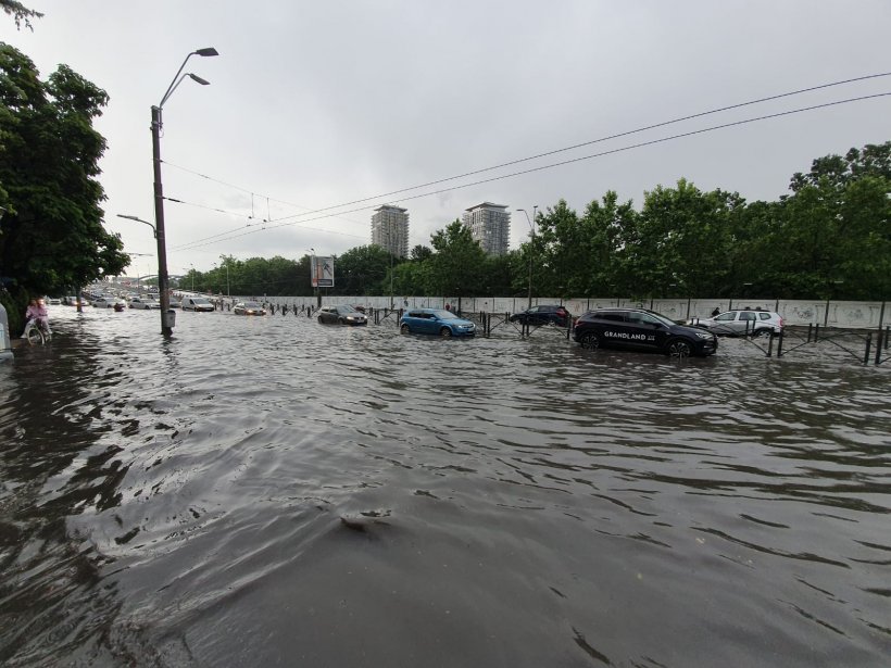 Vremea a făcut prăpăd în țară. Capitala și Vasluiul, grav afectate de ploi