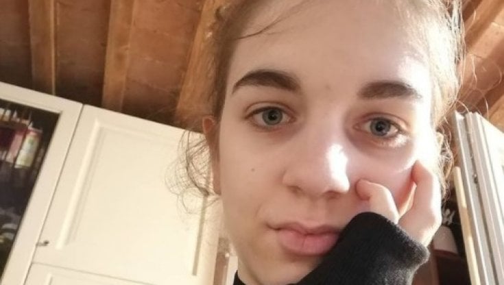 O tânără de 15 ani a fost înjunghiată de iubitul ei. Ce a putut să facă cu trupul acesteia