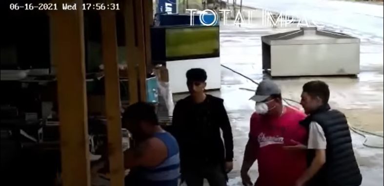 Interlopii au bătut mai multe persoane pentru că nu au plătit taxă de protecţie! Scenele desprinse din filme au fost filmate – FOTO, VIDEO