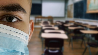 Elevul care s-a aruncat ieri de la etajul clasei sale este internat la spital și este în afara oricărui pericol