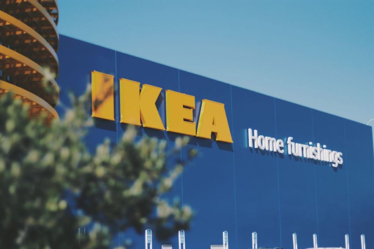 Ikea a stârnit revolta din cauza unor etichete: „ATENȚIE: poate conține urme din lemn de la păduri seculare din România”