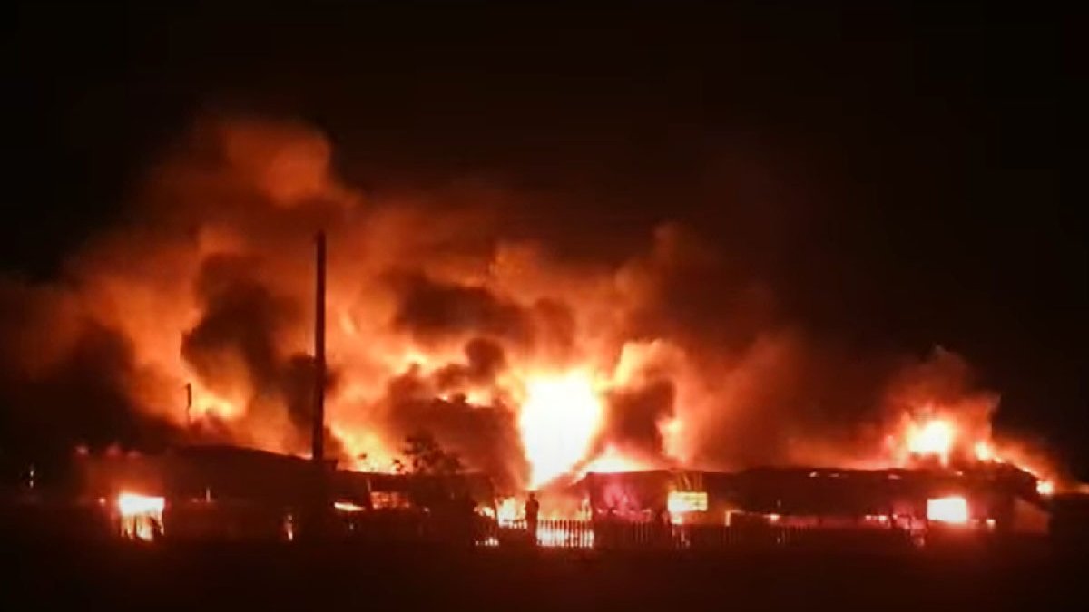Incendiu puternic în Bârlad. Un depozit de mase plastice a fost acaparat de flăcări