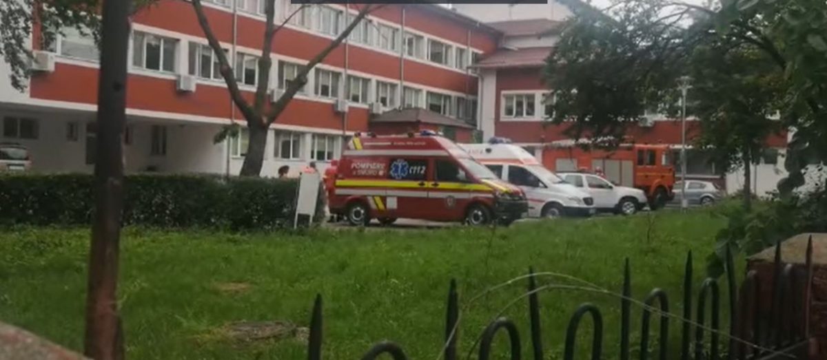 Zeci de pacienţi au fost evacuaţi din spital după ce a izbucnit un incendiu – VIDEO