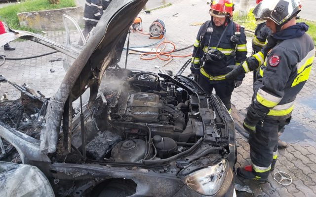 Noi dezvăluiri de la locul asasinatului din Arad. Anchetatorii au descoperit două urme de ADN în mașină