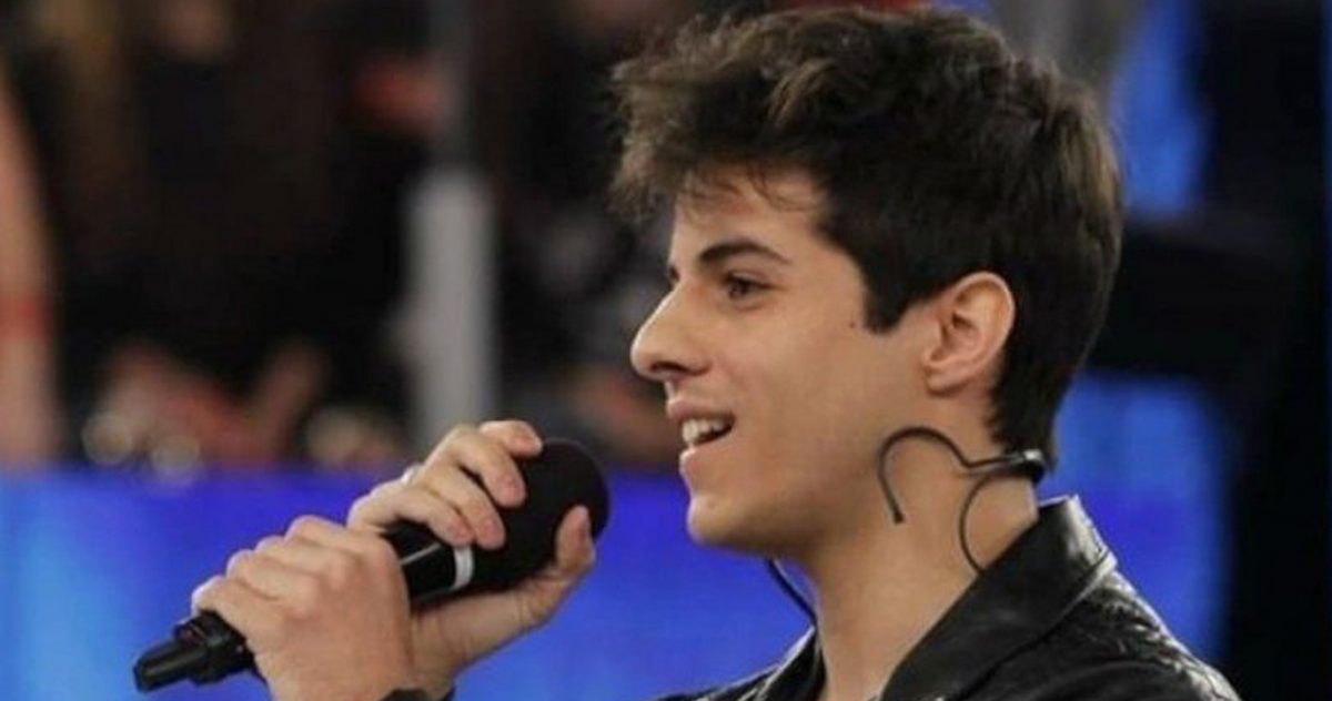 A murit Michele Merlo. Cântărețul de 28 de ani a făcut accident vascular