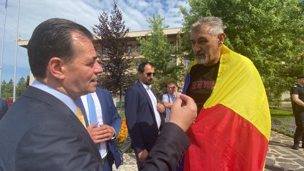Un ieşean l-a luat la rost pe Ludovic Orban. Şeful Camerei Deputaţilor a fost pus în dificultate – VIDEO