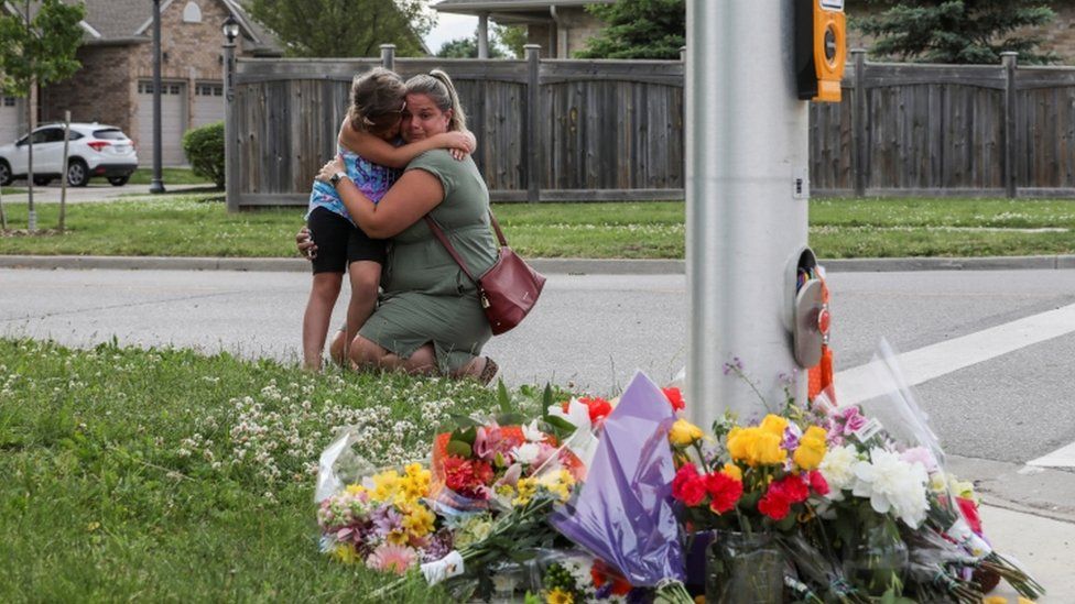 O întreagă familie de musulmani au murit în Canada ca urmare a unui atac premeditat. Un individ a intrat cu maşina în ei