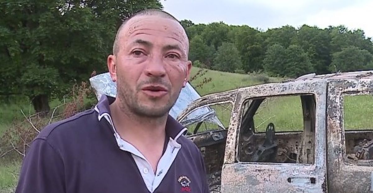 Atac mafiot în Mureş! Un bărbat a ieşit în ultima clipă din flăcările care au cuprins maşina sa