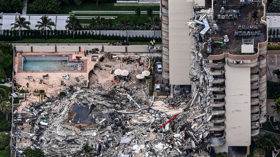 O clădire uriaşă s-a prăbușit în Miami, SUA! Sute de oameni evacuaţi și răniţi! Imaginile care amintesc de World Trade Center – FOTO, VIDEO