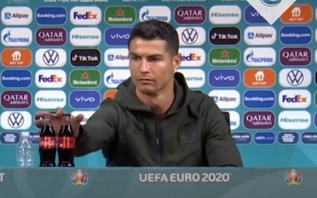 Imagini savuroase! Un simplu gest făcut de Cristiano Ronaldo a distrus compania Coca-Cola – VIDEO