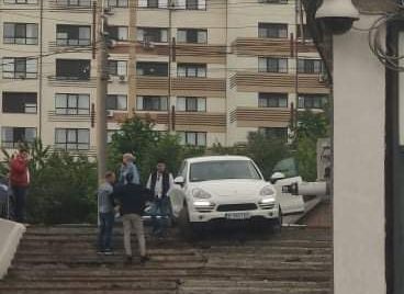 Șoferul autoturismului Porsche din Iași a vrut să o ia pe scurtătură dar a avut de o surpriză – FOTO