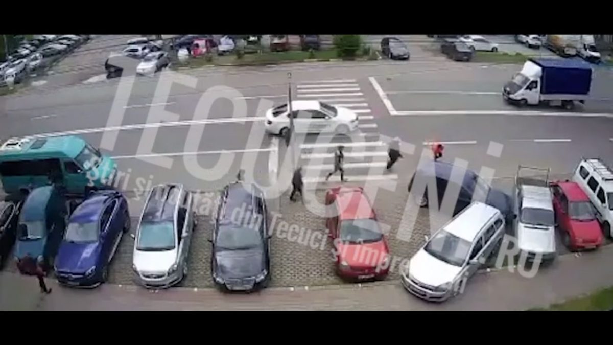 Accident rutier grav în Tecuci! Imagini incredibile cu două persoane care au fost spulberate de pe trecerea de pietoni de un teribilist – VIDEO