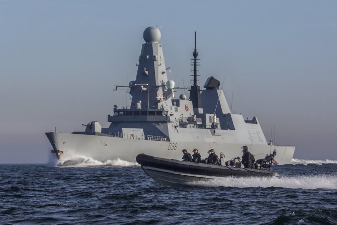 Un Defender al Marinei Regale a fost atacat de către o nava rusească după ce ar fi parcurs 3 kilometrii pe apele rusești din Marea Neagră