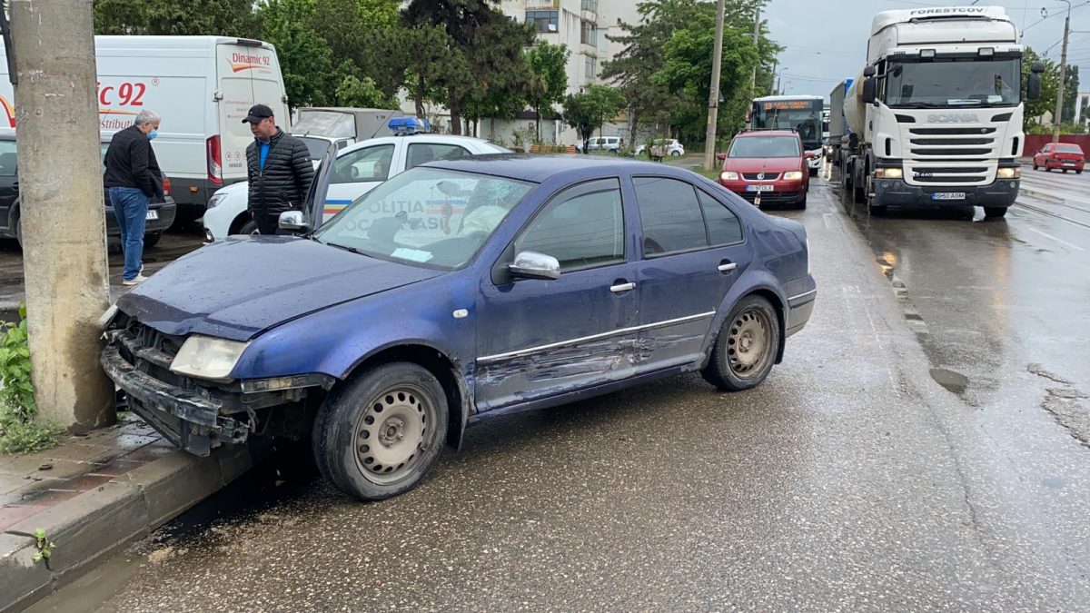 Accident rutier în zona Cotnari din Iași! Un şofer a intrat într-un stâlp – EXCLUSIV/FOTO